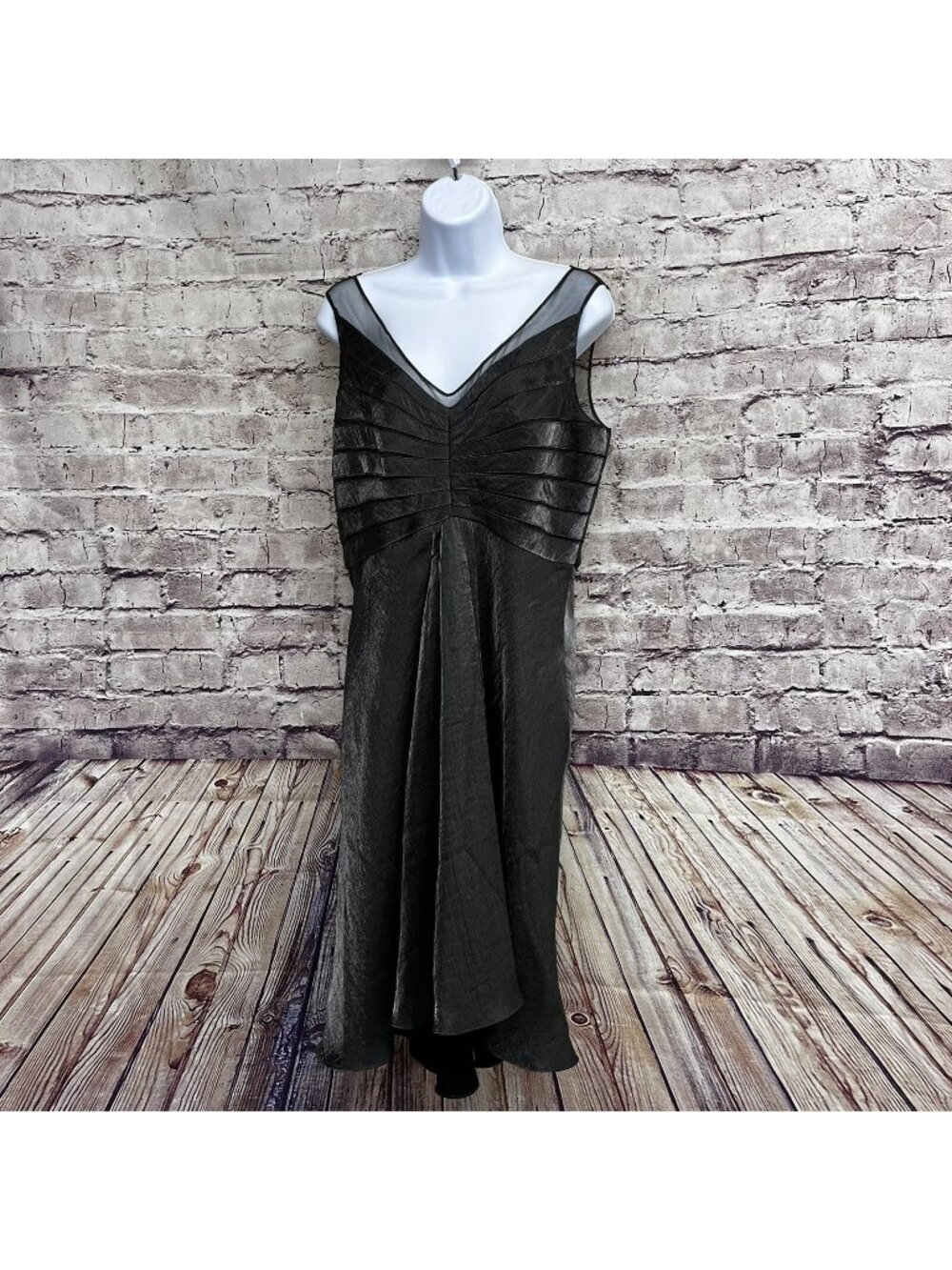 Adrianna Papell Gray V Neck Metallic Sleeveless Evening Dress